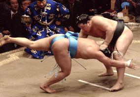Mongolian ozeki Asashoryu marches on in New Year sumo